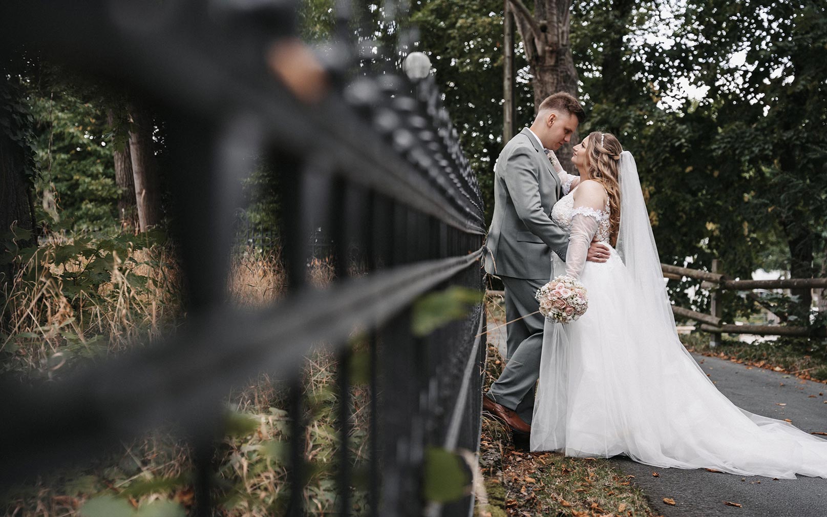Atmosphärischer Hochzeitsmoment im natürlichen Licht